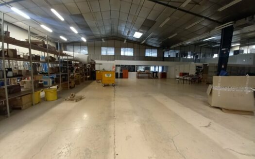 L LOCAL D'ACTIVITES de 1812 m²