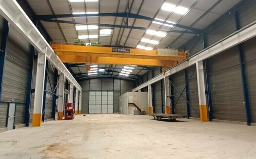 L LOCAL D'ACTIVITES de 1600 m²