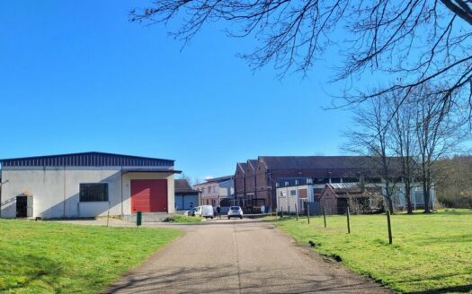 V LOCAL D'ACTIVITES de 5700 m²