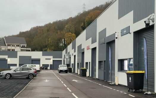 L LOCAL D'ACTIVITES de 240 m²