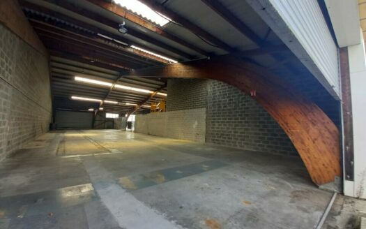 L LOCAL D'ACTIVITES de 860 m²