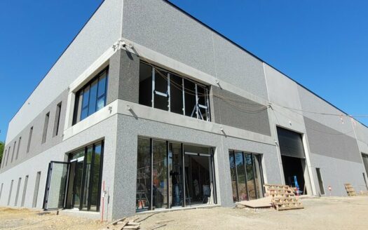 L LOCAL D'ACTIVITES de 1358 m²