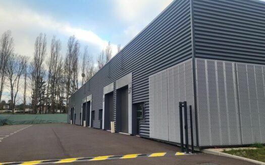 L LOCAL D'ACTIVITES de 159 m²