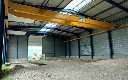 L LOCAL D'ACTIVITES de 890 m²