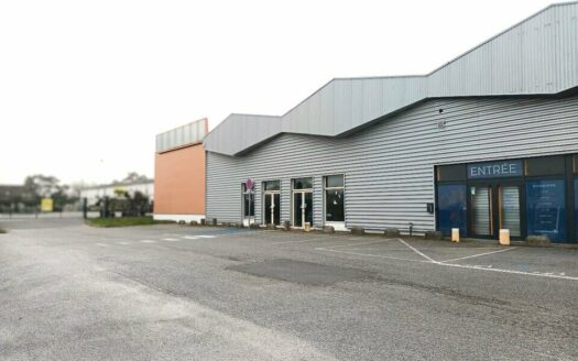 L LOCAL COMMERCIAL de 1144 m²