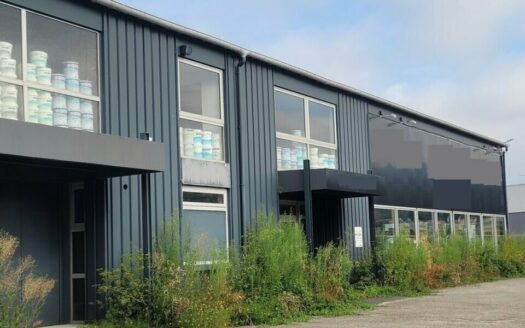 L LOCAL D'ACTIVITES de 910 m²