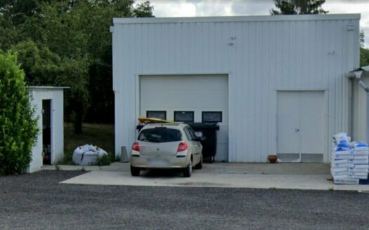 L LOCAL D'ACTIVITES de 220 m²