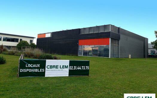 L LOCAL D'ACTIVITES de 879 m²