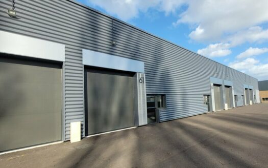 L LOCAL D'ACTIVITES de 159 m²