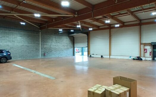 L LOCAL D'ACTIVITES de 442 m²