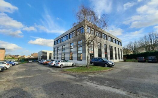 L BUREAUX de 253.9 m²