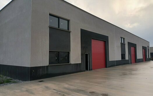 L LOCAL D'ACTIVITES de 444 m²