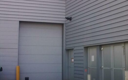 L LOCAL D'ACTIVITES de 305 m²