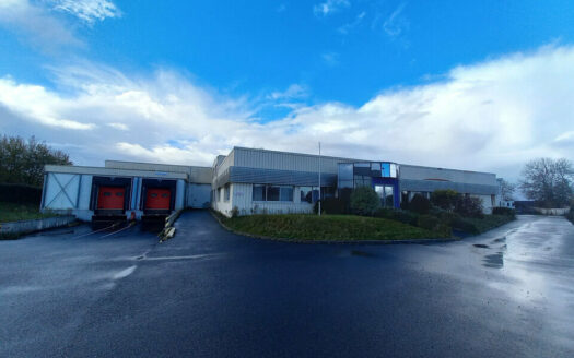 V LOCAL D'ACTIVITES de 2711 m²