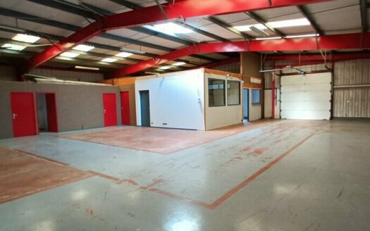L LOCAL D'ACTIVITES de 308 m²
