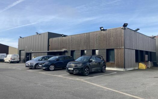 L LOCAL D'ACTIVITES de 357 m²