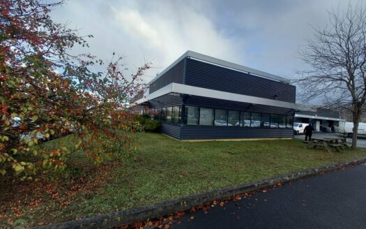 L LOCAL D'ACTIVITES de 1438 m²