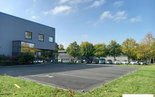 L LOCAL D'ACTIVITES de 646 m²