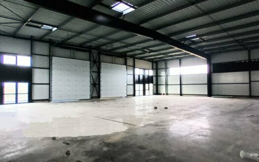 L LOCAL D'ACTIVITES de 572 m²