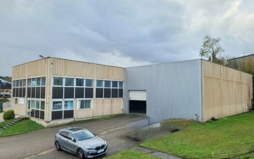 V LOCAL D'ACTIVITES de 896 m²