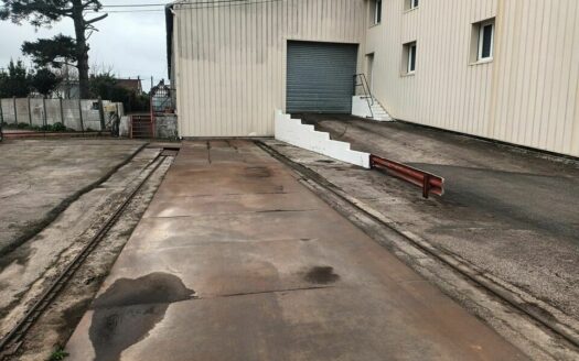 L LOCAL D'ACTIVITES de 380 m²