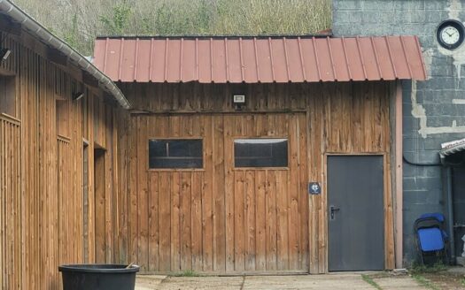 L LOCAL D'ACTIVITES de 164 m²