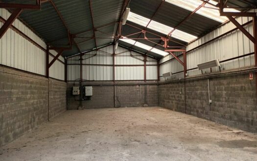 L LOCAL D'ACTIVITES de 107 m²