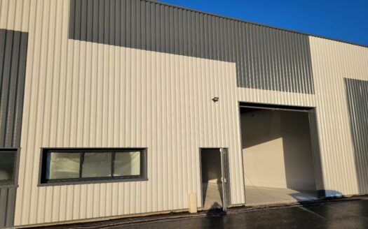 L LOCAL D'ACTIVITES de 240 m²