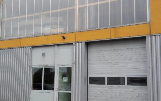 L LOCAL D'ACTIVITES de 236 m²