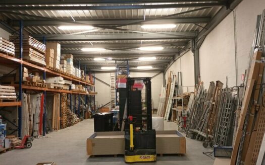 L LOCAL D'ACTIVITES de 437 m²