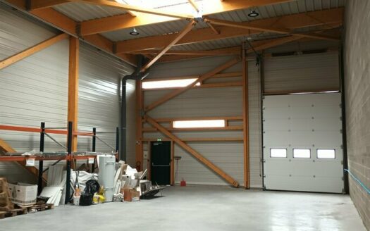 L LOCAL D'ACTIVITES de 200 m²