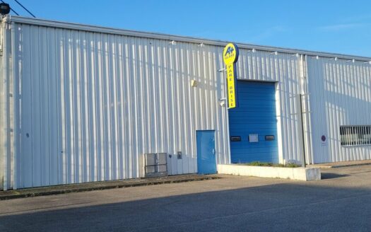 L LOCAL D'ACTIVITES de 443 m²