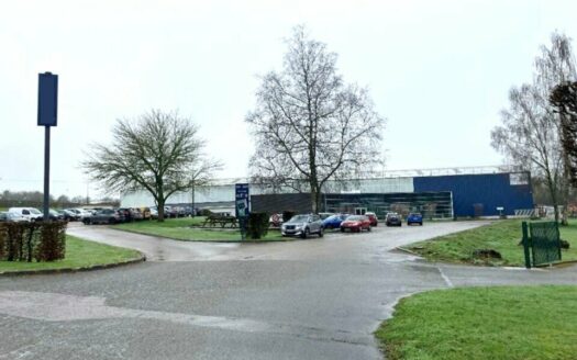 V LOCAL D'ACTIVITES de 8344 m²