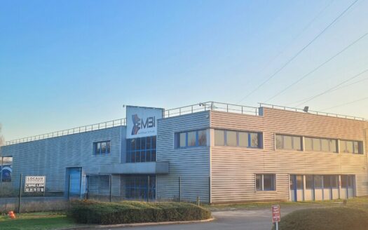 L LOCAL D'ACTIVITES de 1470 m²