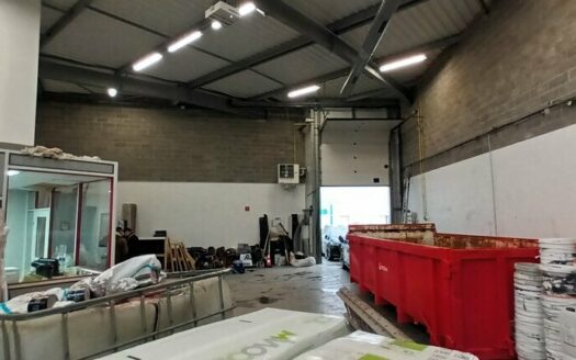 L LOCAL D'ACTIVITES de 305 m²