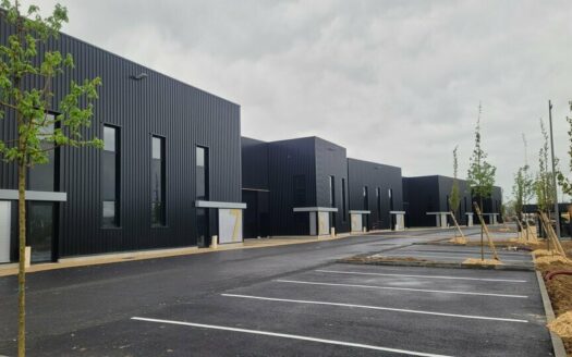 L LOCAL D'ACTIVITES de 307 m²
