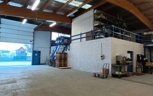 V LOCAL D'ACTIVITES de 672 m²