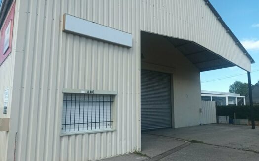 L LOCAL D'ACTIVITES de 330 m²