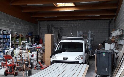 L LOCAL D'ACTIVITES de 236 m²