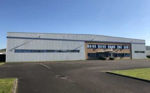 L LOCAL D'ACTIVITES de 2750 m²