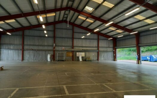 V LOCAL D'ACTIVITES de 874 m²