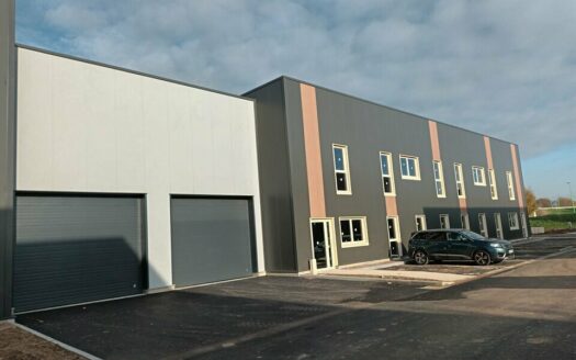 L LOCAL D'ACTIVITES de 885 m²