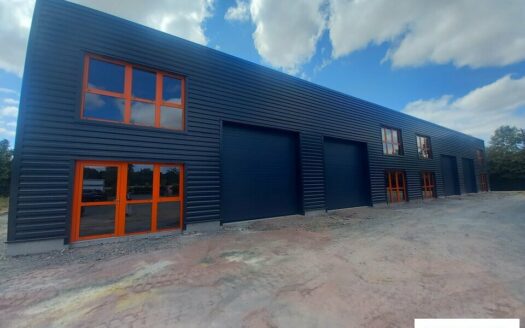 L LOCAL D'ACTIVITES de 120 m²