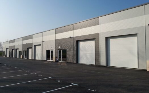 L LOCAL D'ACTIVITES de 143 m²