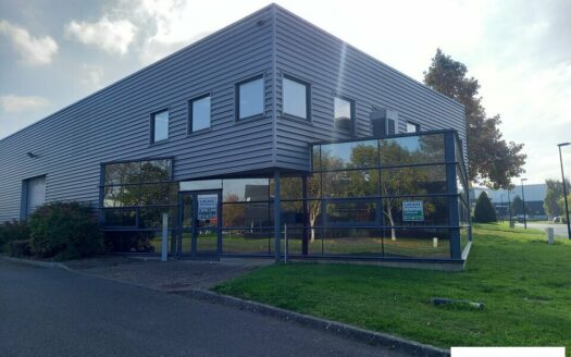 L LOCAL D'ACTIVITES de 653 m²