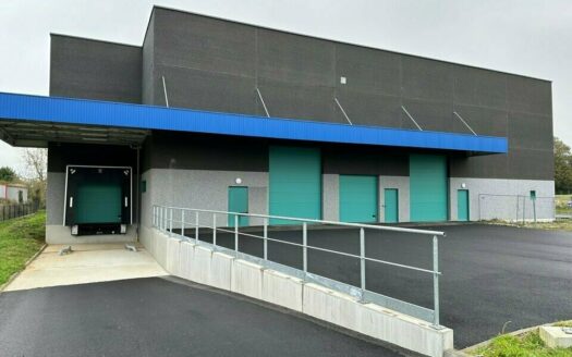 L LOCAL D'ACTIVITES de 1465 m²