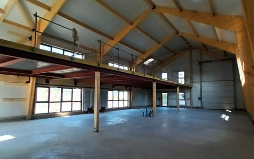 L LOCAL D'ACTIVITES de 602 m²