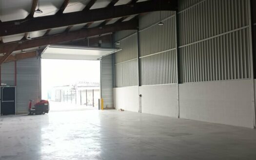 L LOCAL D'ACTIVITES de 384 m²