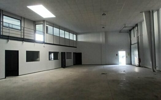 L LOCAL D'ACTIVITES de 330 m²