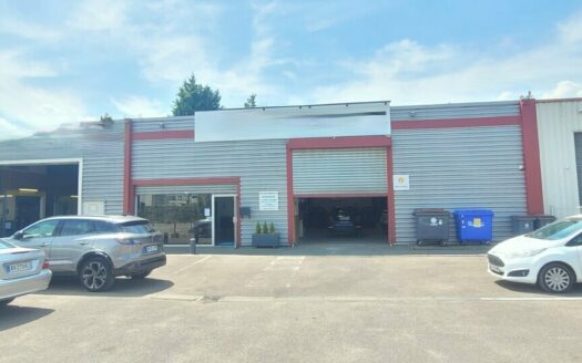 L LOCAL D'ACTIVITES de 432 m²